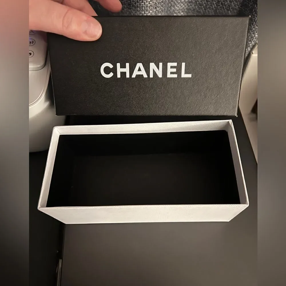 Two Chanel boxes - Picture 4 of 9
